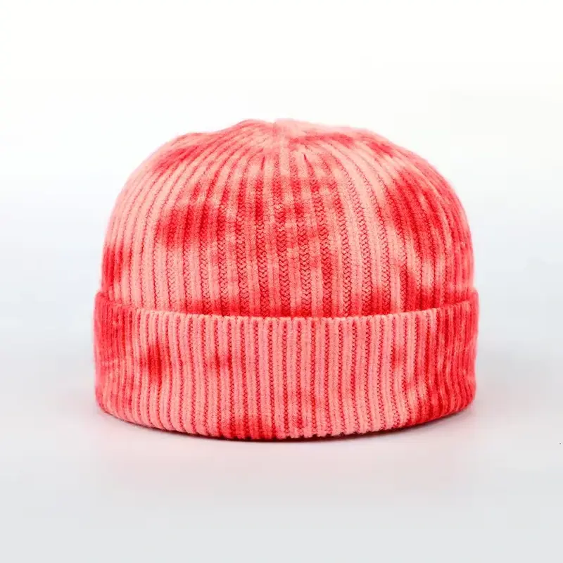 Red short cuffed beanie with vertical rib knit